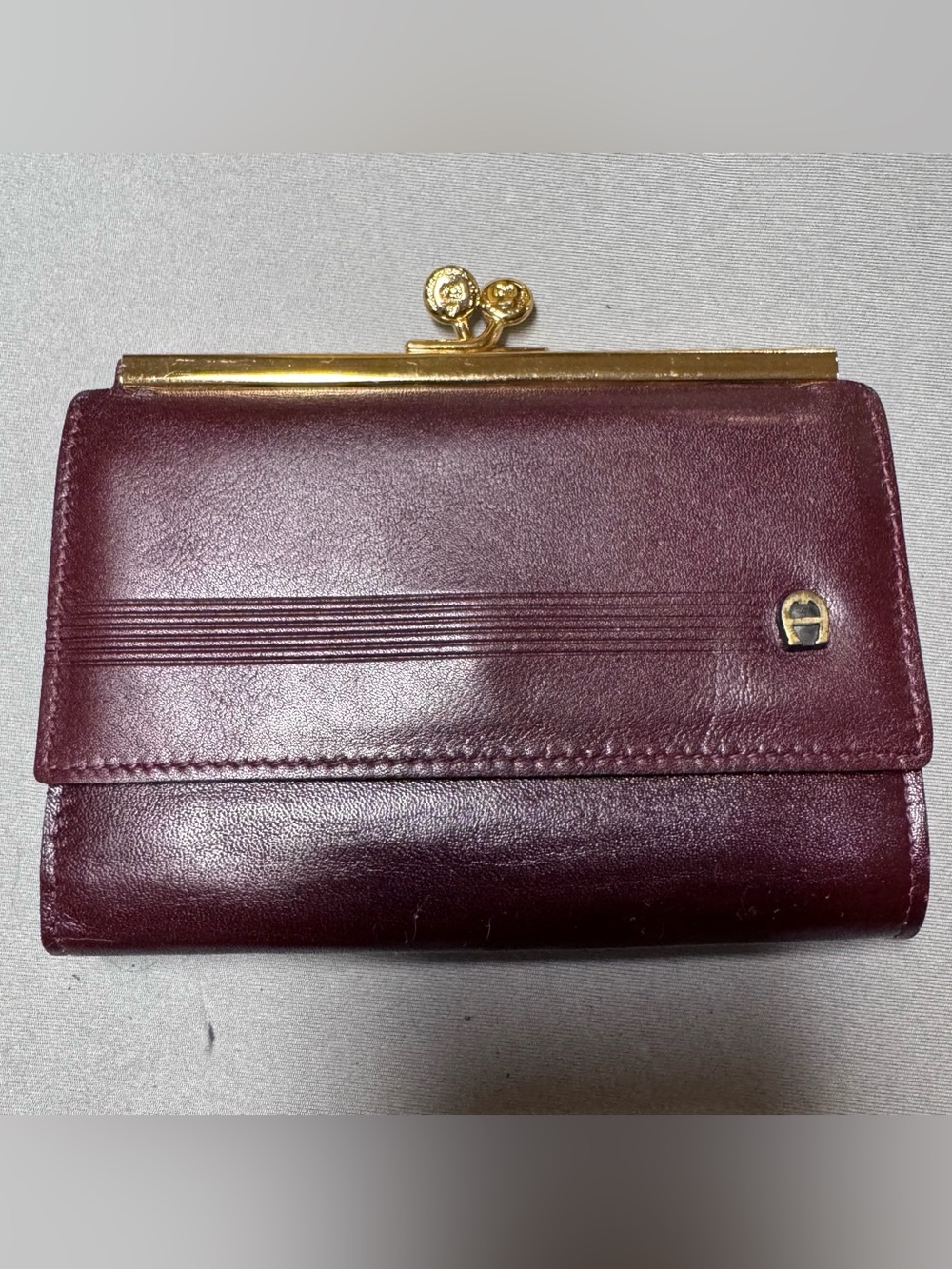 ETIENNE AIGNER Burgundy Leather Folding Wallet Kiss Lock Brass Frame Logo